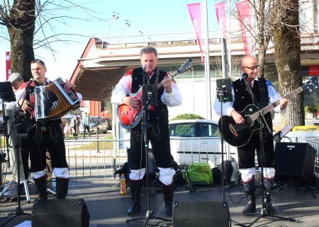 TRIJE DOBRI MOŽJE, ROMANA KRAJNČAN IN JELENI PRIREDITEV PRED KULTURNIM DOMOM 39 FOTO LJUBO VUKELIČ